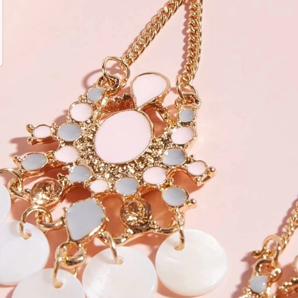 *Ivy* Shell Drop Earrings - Picture 3 of 3